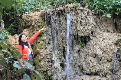 Các[-]bộ[-]rễ[-]của[-]cây[-]ven[-]suối[-]Hiêu[-]đã[-]hóa[-]đá.[-]Ảnh:[-]Hoàng[-]Lam